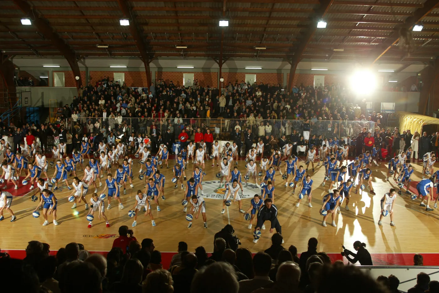 Il palazzetto pieno guarda lo show di Azzurrina all\'intervallo dell\'All-Star Game 2004 a Bari