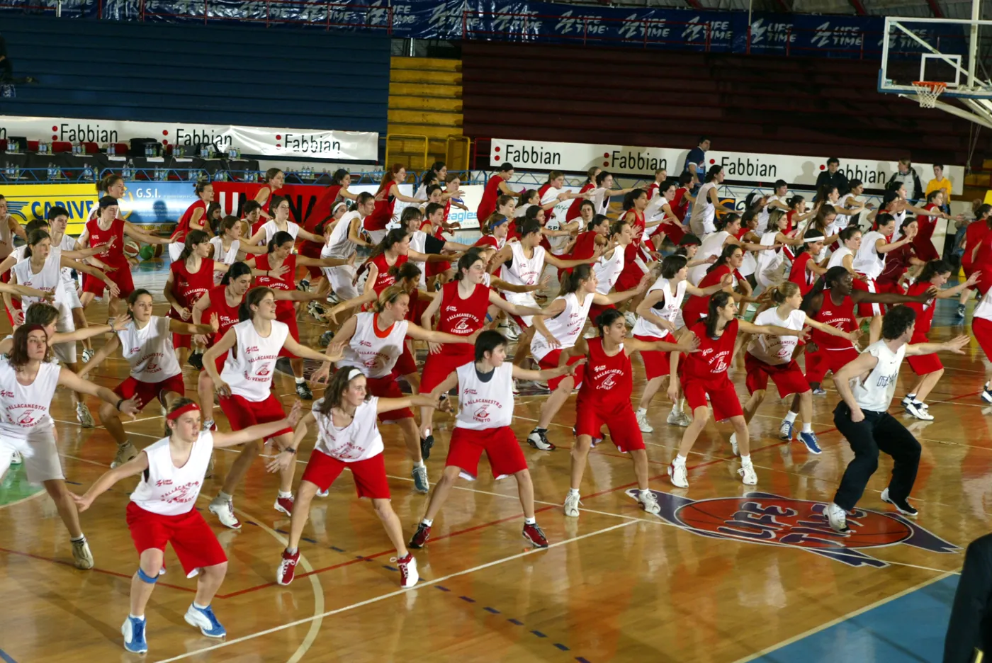 Carlo Bressan guida gli esercizi a tempo di musica in campo alla Final Four 2003