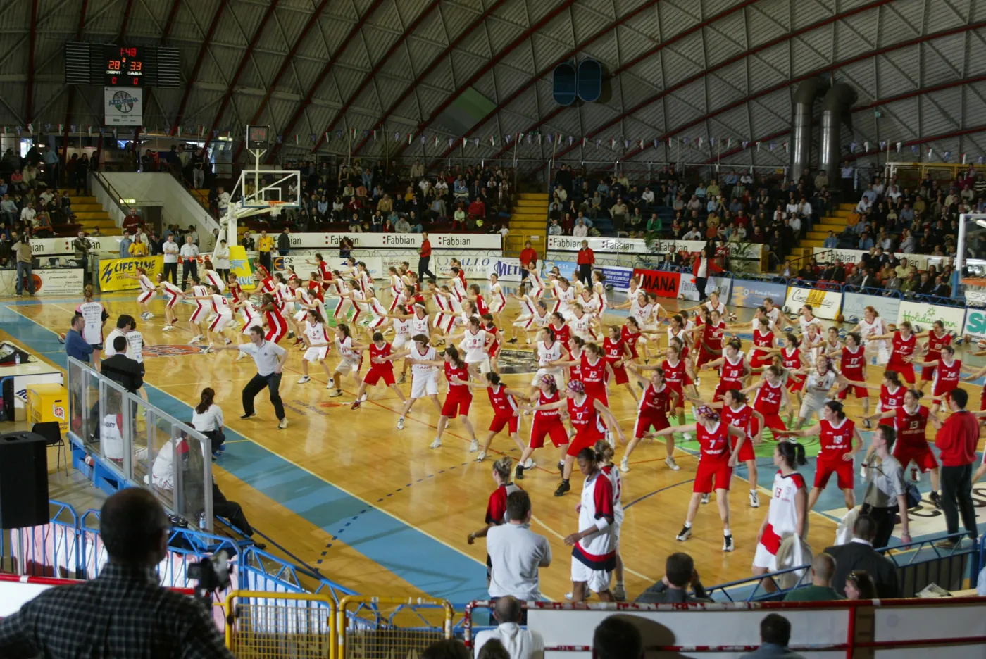 128 ragazze di Azzurrina eseguono il Metodo Bressan all'intervallo della Final Four di Coppa Italia 2003, in diretta su RAI Sport